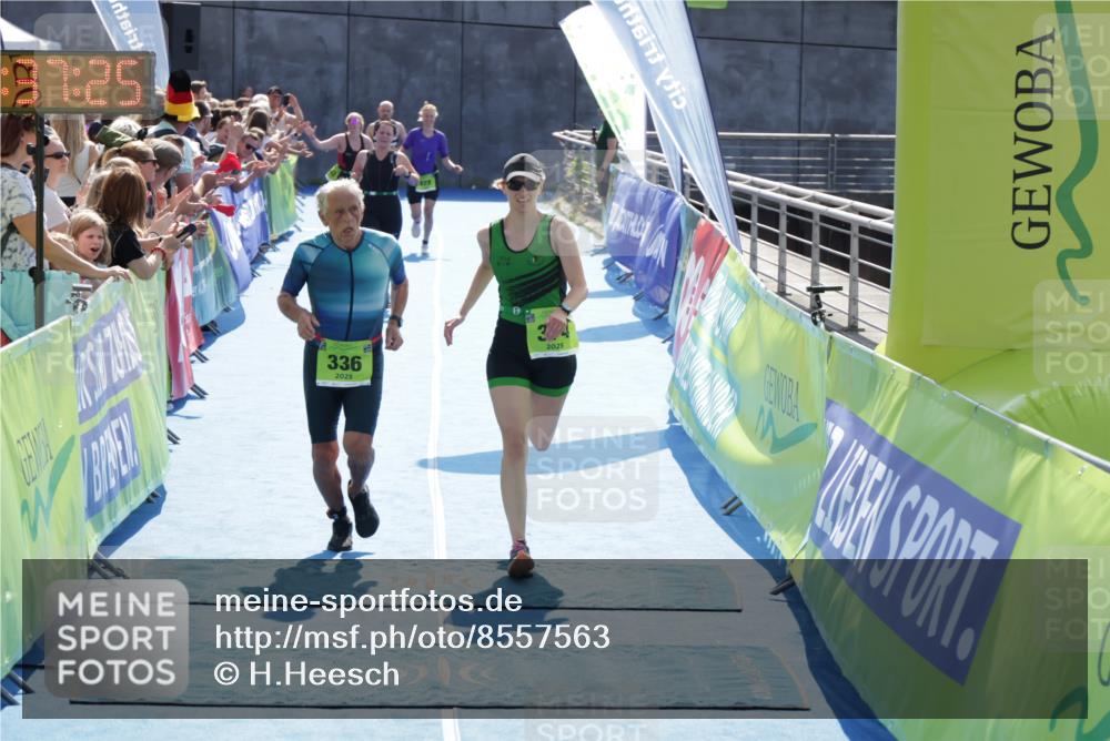 10.08.2025 - GEWOBA Citytriathlon Bremen H.Heesch http://msf.ph/oto/8557563 10.08.2025 15:37:29 Ziel 336, 374, 473 meine-sportfotos.de