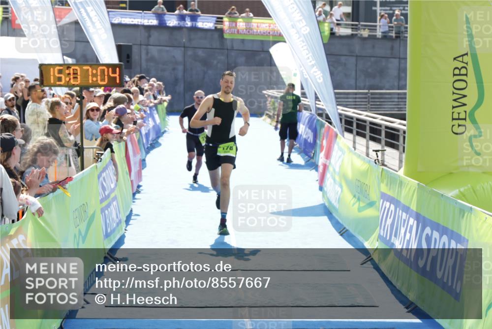 10.08.2025 - GEWOBA Citytriathlon Bremen H.Heesch http://msf.ph/oto/8557667 10.08.2025 15:07:08 Ziel 178, 214 meine-sportfotos.de