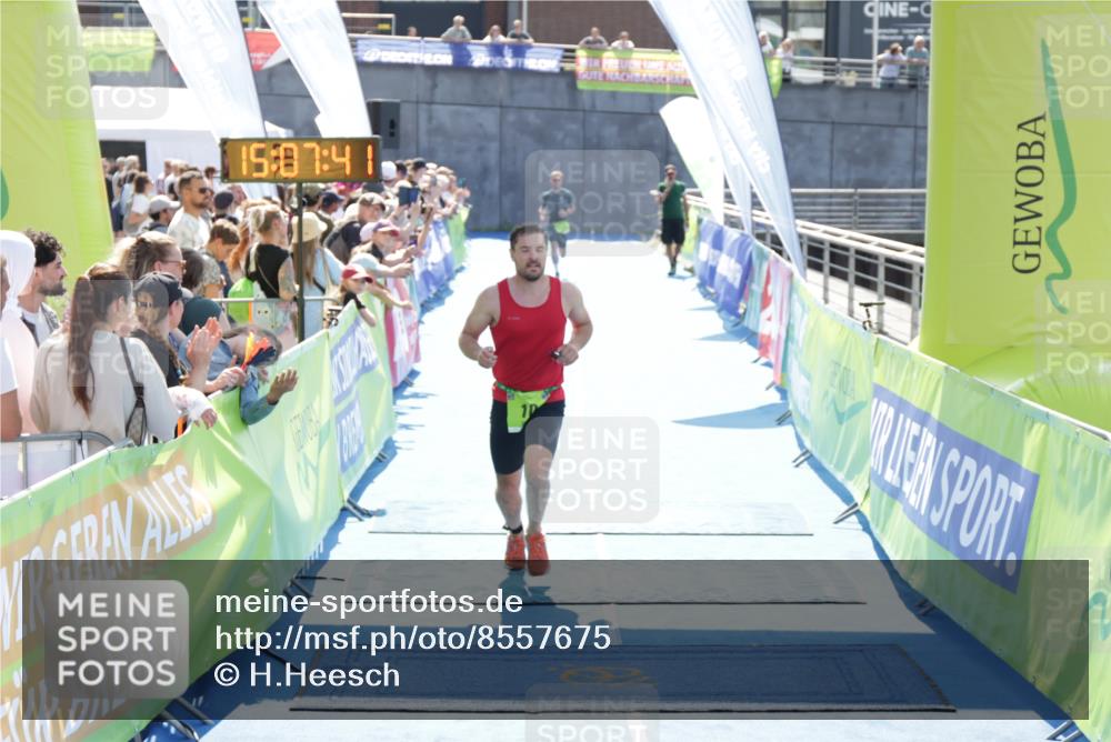 10.08.2025 - GEWOBA Citytriathlon Bremen H.Heesch http://msf.ph/oto/8557675 10.08.2025 15:07:45 Ziel 10 meine-sportfotos.de