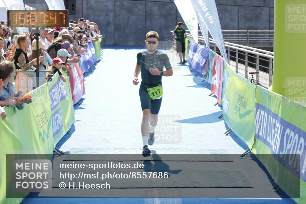 10.08.2025 - GEWOBA Citytriathlon Bremen H.Heesch http://msf.ph/oto/8557686 10.08.2025 15:07:51 Ziel 10, 117 meine-sportfotos.de