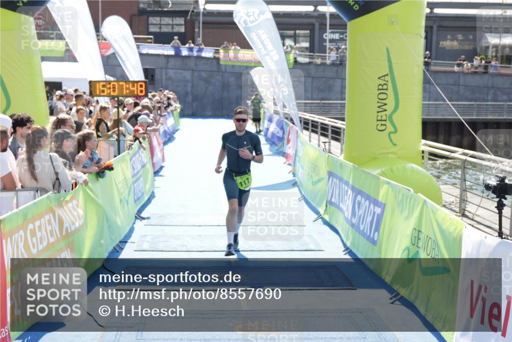 10.08.2025 - GEWOBA Citytriathlon Bremen H.Heesch http://msf.ph/oto/8557690 10.08.2025 15:07:52 Ziel 10, 117 meine-sportfotos.de