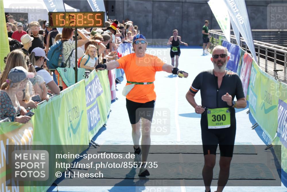 10.08.2025 - GEWOBA Citytriathlon Bremen H.Heesch http://msf.ph/oto/8557735 10.08.2025 15:38:59 Ziel 275, 300, 530 meine-sportfotos.de
