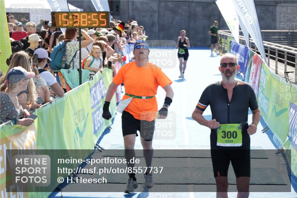10.08.2025 - GEWOBA Citytriathlon Bremen H.Heesch http://msf.ph/oto/8557737 10.08.2025 15:38:59 Ziel 275, 300, 530 meine-sportfotos.de