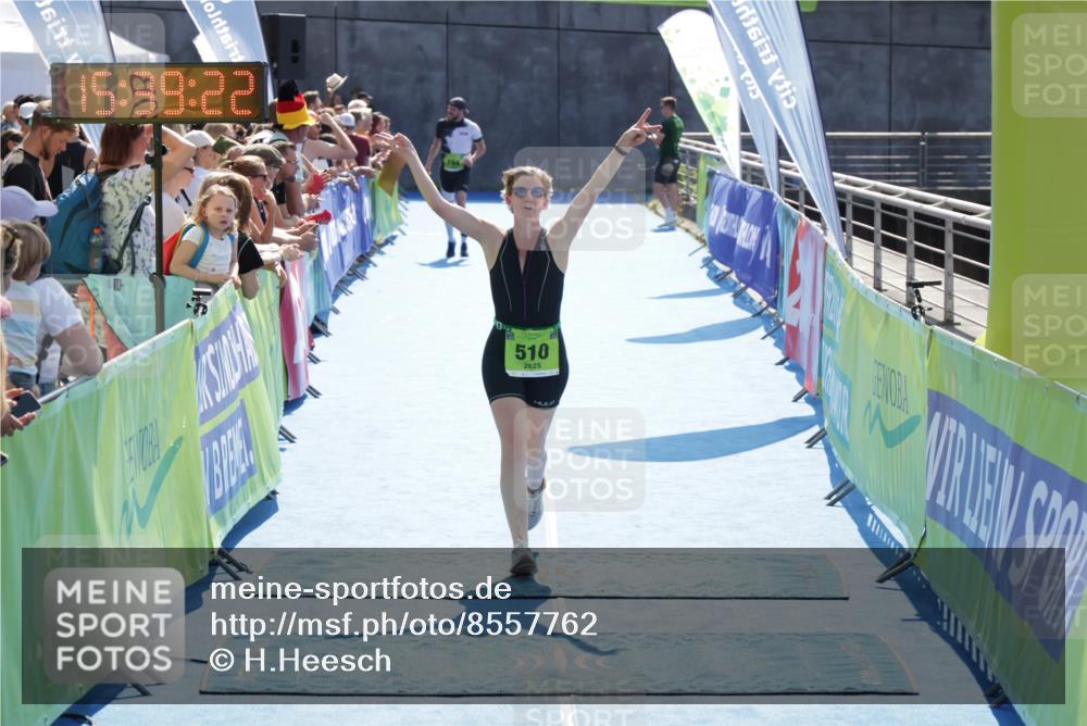 10.08.2025 - GEWOBA Citytriathlon Bremen H.Heesch http://msf.ph/oto/8557762 10.08.2025 15:39:26 Ziel 510, 523 meine-sportfotos.de