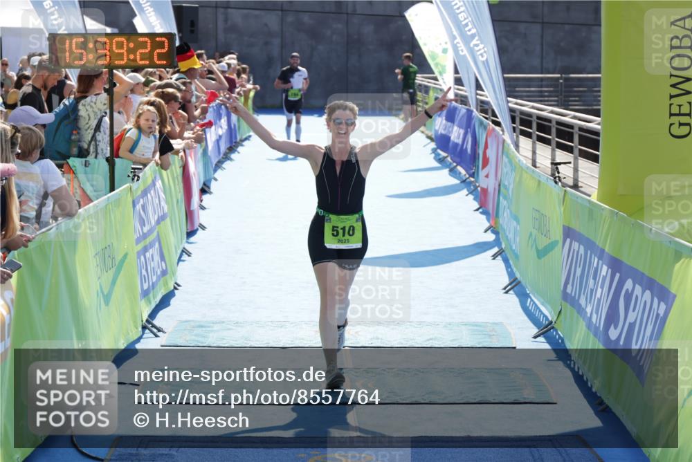 10.08.2025 - GEWOBA Citytriathlon Bremen H.Heesch http://msf.ph/oto/8557764 10.08.2025 15:39:26 Ziel 510, 523 meine-sportfotos.de