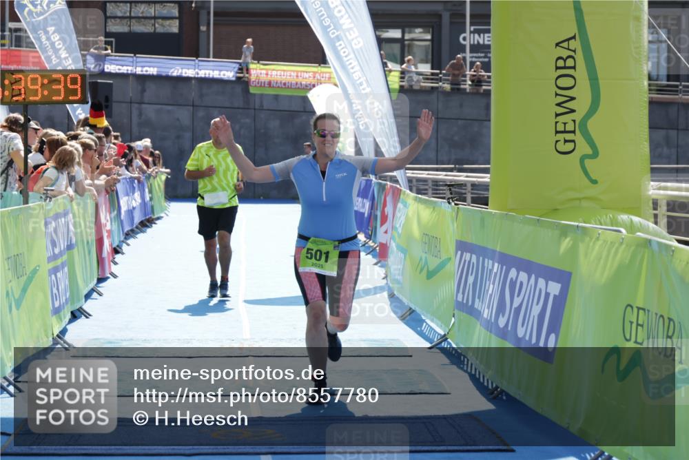 10.08.2025 - GEWOBA Citytriathlon Bremen H.Heesch http://msf.ph/oto/8557780 10.08.2025 15:39:43 Ziel 305, 428, 501 meine-sportfotos.de
