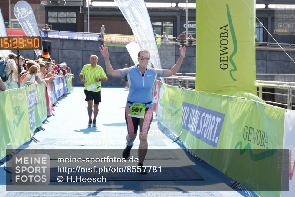 10.08.2025 - GEWOBA Citytriathlon Bremen H.Heesch http://msf.ph/oto/8557781 10.08.2025 15:39:44 Ziel 305, 428, 501 meine-sportfotos.de