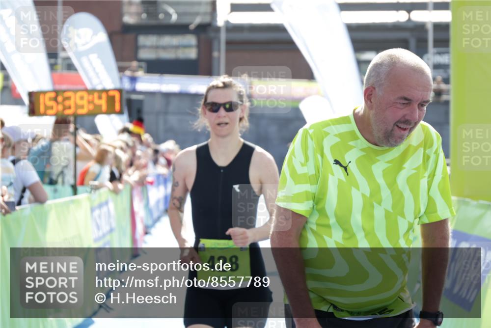 10.08.2025 - GEWOBA Citytriathlon Bremen H.Heesch http://msf.ph/oto/8557789 10.08.2025 15:39:51 Ziel 305, 428 meine-sportfotos.de