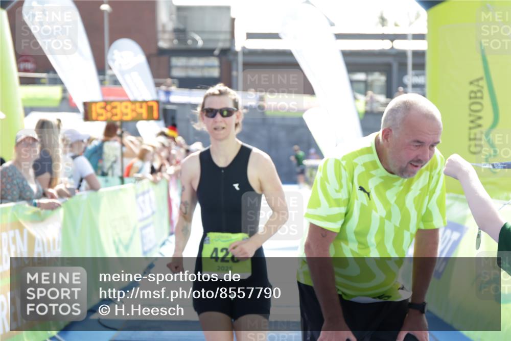 10.08.2025 - GEWOBA Citytriathlon Bremen H.Heesch http://msf.ph/oto/8557790 10.08.2025 15:39:51 Ziel 305, 428 meine-sportfotos.de