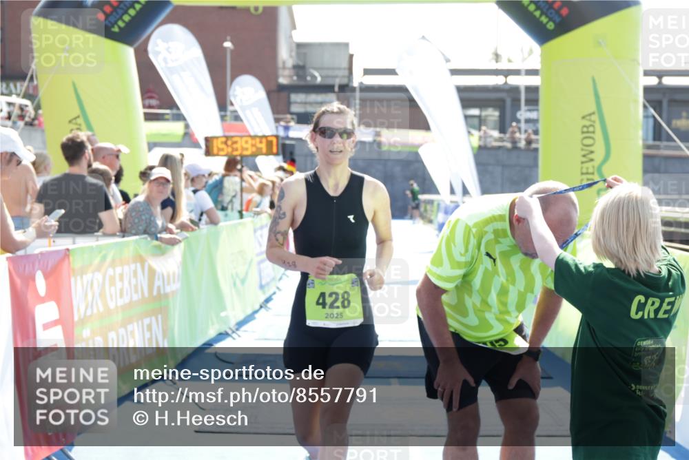 10.08.2025 - GEWOBA Citytriathlon Bremen H.Heesch http://msf.ph/oto/8557791 10.08.2025 15:39:51 Ziel 305, 428 meine-sportfotos.de