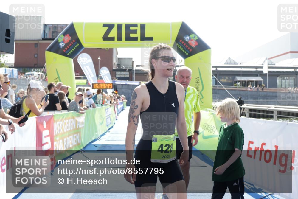 10.08.2025 - GEWOBA Citytriathlon Bremen H.Heesch http://msf.ph/oto/8557795 10.08.2025 15:39:53 Ziel 305, 428 meine-sportfotos.de