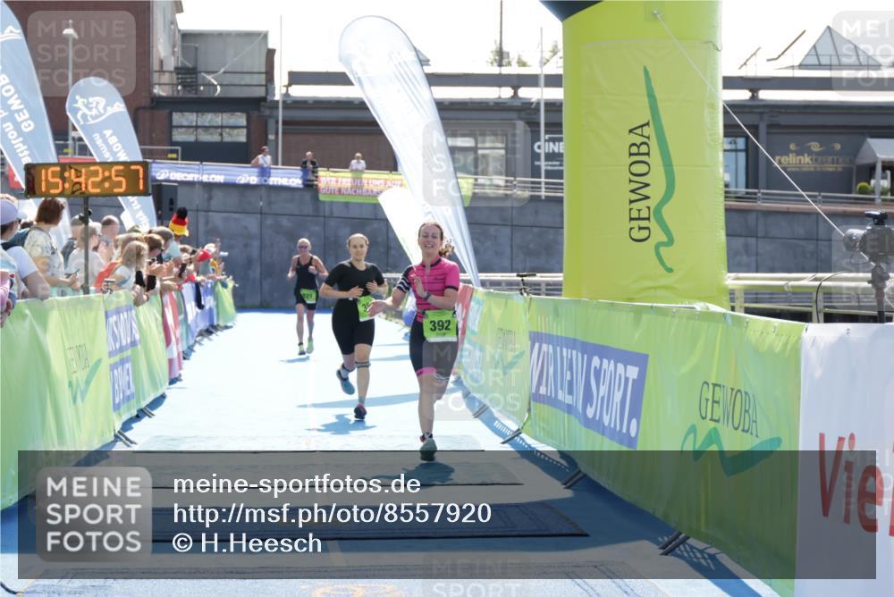 10.08.2025 - GEWOBA Citytriathlon Bremen H.Heesch http://msf.ph/oto/8557920 10.08.2025 15:43:01 Ziel 392, 393, 521 meine-sportfotos.de
