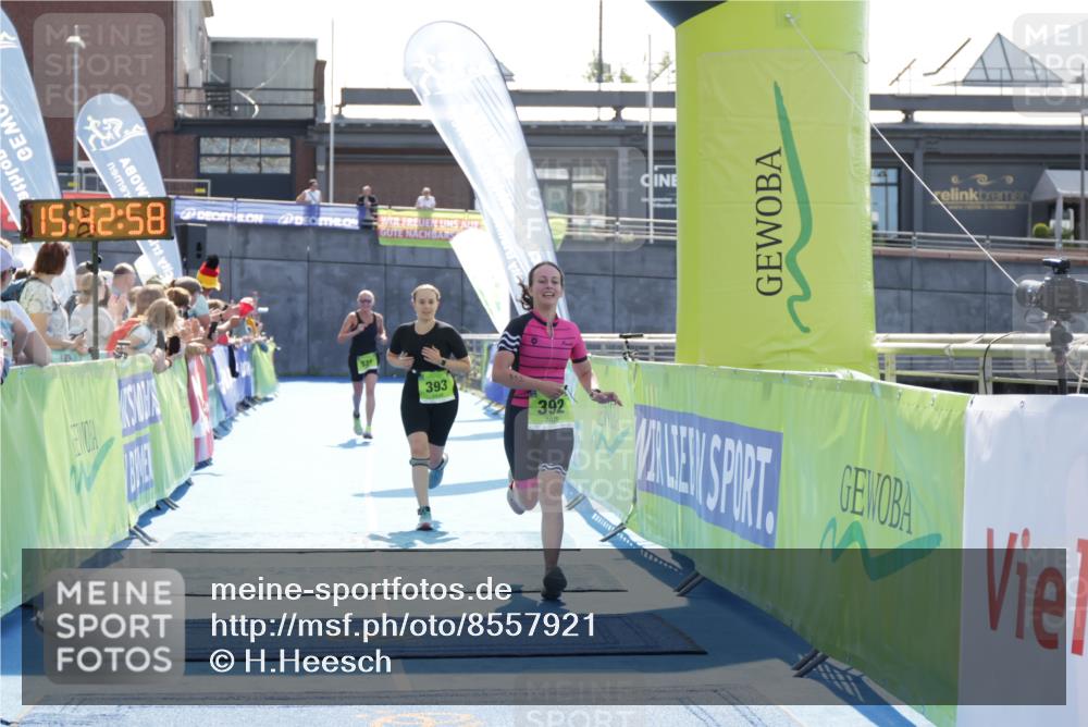 10.08.2025 - GEWOBA Citytriathlon Bremen H.Heesch http://msf.ph/oto/8557921 10.08.2025 15:43:02 Ziel 392, 393, 521 meine-sportfotos.de