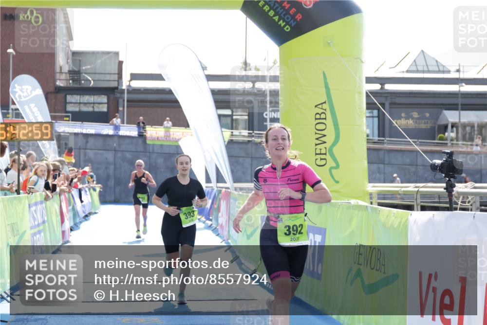 10.08.2025 - GEWOBA Citytriathlon Bremen H.Heesch http://msf.ph/oto/8557924 10.08.2025 15:43:03 Ziel 392, 393, 521 meine-sportfotos.de