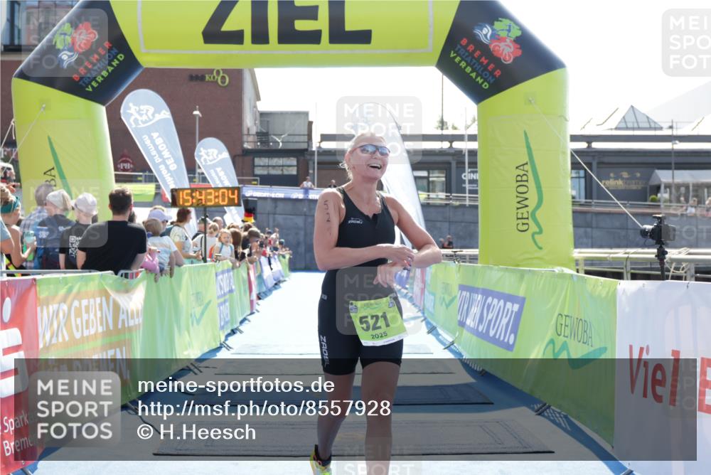 10.08.2025 - GEWOBA Citytriathlon Bremen H.Heesch http://msf.ph/oto/8557928 10.08.2025 15:43:08 Ziel 392, 393, 521 meine-sportfotos.de