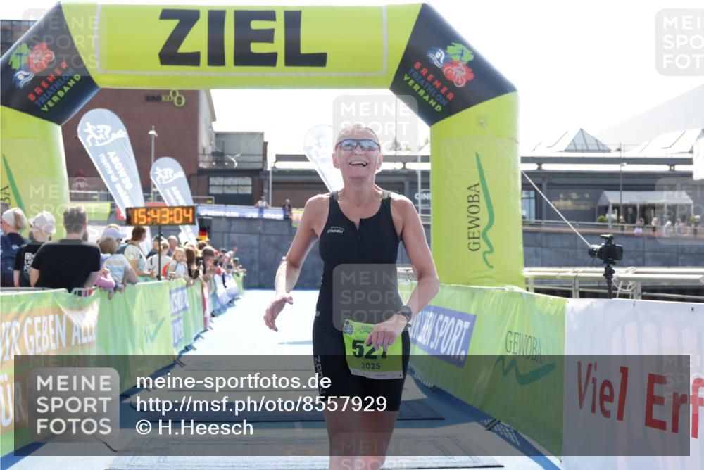 10.08.2025 - GEWOBA Citytriathlon Bremen H.Heesch http://msf.ph/oto/8557929 10.08.2025 15:43:08 Ziel 392, 393, 521 meine-sportfotos.de