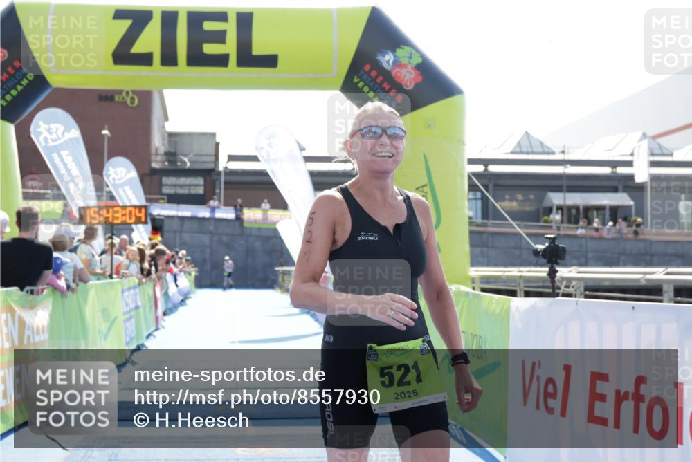 10.08.2025 - GEWOBA Citytriathlon Bremen H.Heesch http://msf.ph/oto/8557930 10.08.2025 15:43:08 Ziel 392, 393, 521 meine-sportfotos.de