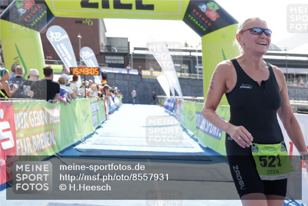 10.08.2025 - GEWOBA Citytriathlon Bremen H.Heesch http://msf.ph/oto/8557931 10.08.2025 15:43:09 Ziel 392, 393, 521 meine-sportfotos.de