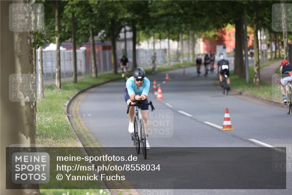 10.08.2025 - GEWOBA Citytriathlon Bremen Yannick Fuchs http://msf.ph/oto/8558034 10.08.2025 12:29:26 Radfahren 576, 583, 605, 645, 656, 679, 687, 771, 799, 927, 1007, 1030 meine-sportfotos.de