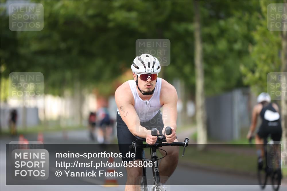 10.08.2025 - GEWOBA Citytriathlon Bremen Yannick Fuchs http://msf.ph/oto/8558061 10.08.2025 12:29:38 Radfahren 645, 679, 687, 751, 771, 922, 927, 942, 1030 meine-sportfotos.de