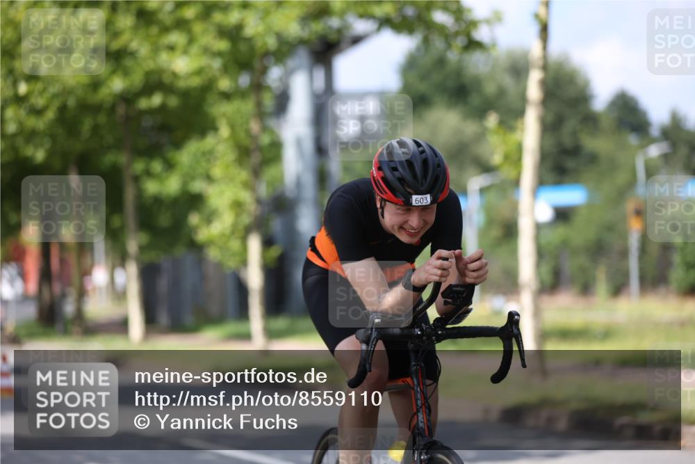 10.08.2025 - GEWOBA Citytriathlon Bremen Yannick Fuchs http://msf.ph/oto/8559110 10.08.2025 12:37:40 Radfahren 563, 603 meine-sportfotos.de