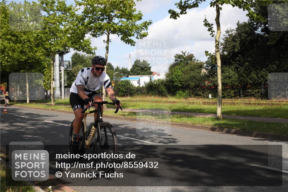 10.08.2025 - GEWOBA Citytriathlon Bremen Yannick Fuchs http://msf.ph/oto/8559432 10.08.2025 10:56:03 Radfahren 69, 93, 99, 119, 207, 464, 466, 485, 497 meine-sportfotos.de
