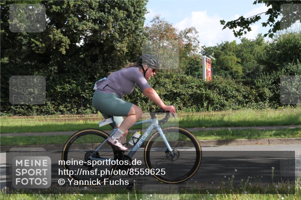 10.08.2025 - GEWOBA Citytriathlon Bremen Yannick Fuchs http://msf.ph/oto/8559625 10.08.2025 10:35:51 Radfahren 71, 109, 225, 392, 452, 454 meine-sportfotos.de