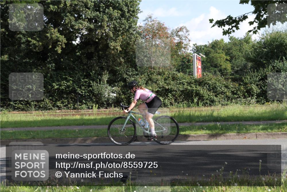 10.08.2025 - GEWOBA Citytriathlon Bremen Yannick Fuchs http://msf.ph/oto/8559725 10.08.2025 10:36:30 Radfahren 99, 115, 117, 159, 231, 378, 397, 401, 447 meine-sportfotos.de