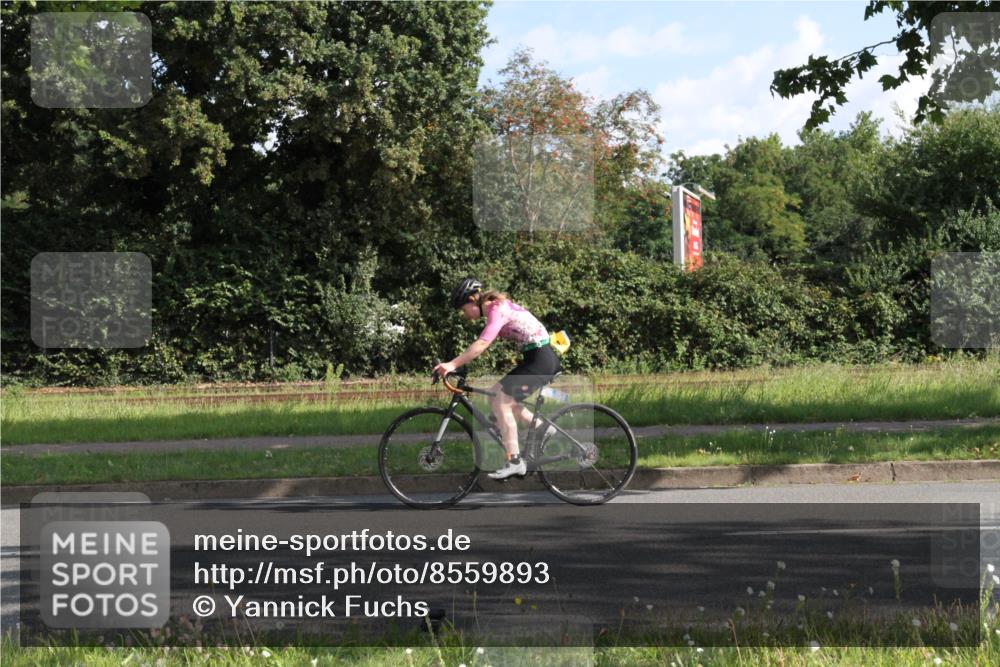 10.08.2025 - GEWOBA Citytriathlon Bremen Yannick Fuchs http://msf.ph/oto/8559893 10.08.2025 10:36:56 Radfahren 85, 381, 464, 497 meine-sportfotos.de