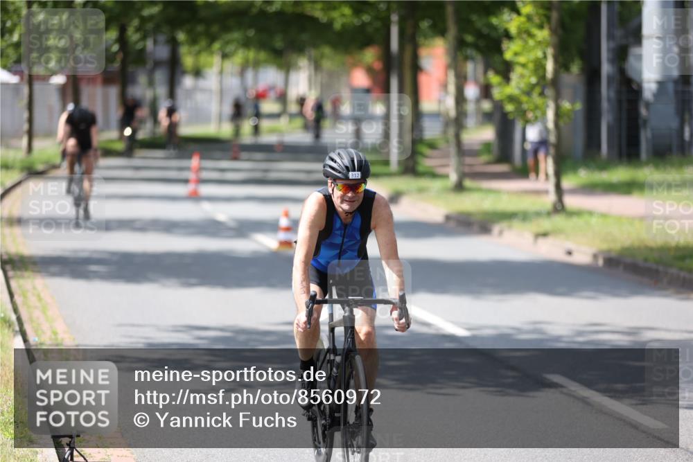 10.08.2025 - GEWOBA Citytriathlon Bremen Yannick Fuchs http://msf.ph/oto/8560972 10.08.2025 14:20:48 Radfahren 11, 56, 61, 69, 73, 110, 142, 145, 157, 216, 229, 266, 272, 274, 281, 312 meine-sportfotos.de