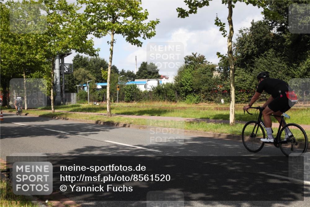 10.08.2025 - GEWOBA Citytriathlon Bremen Yannick Fuchs http://msf.ph/oto/8561520 10.08.2025 12:17:56 Radfahren 553, 560, 566, 741, 765, 794, 867, 933, 966, 977, 1025 meine-sportfotos.de