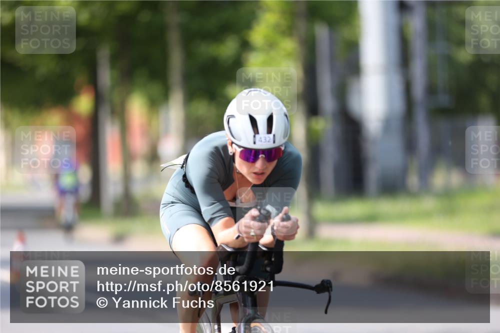 10.08.2025 - GEWOBA Citytriathlon Bremen Yannick Fuchs http://msf.ph/oto/8561921 10.08.2025 14:24:51 Radfahren 22, 165, 180, 247, 269, 298, 332, 346, 432, 488 meine-sportfotos.de