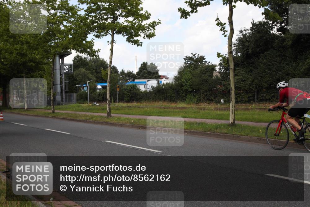 10.08.2025 - GEWOBA Citytriathlon Bremen Yannick Fuchs http://msf.ph/oto/8562162 10.08.2025 12:24:56 Radfahren 597, 698, 737, 814, 880, 890, 896, 954, 955, 958 meine-sportfotos.de
