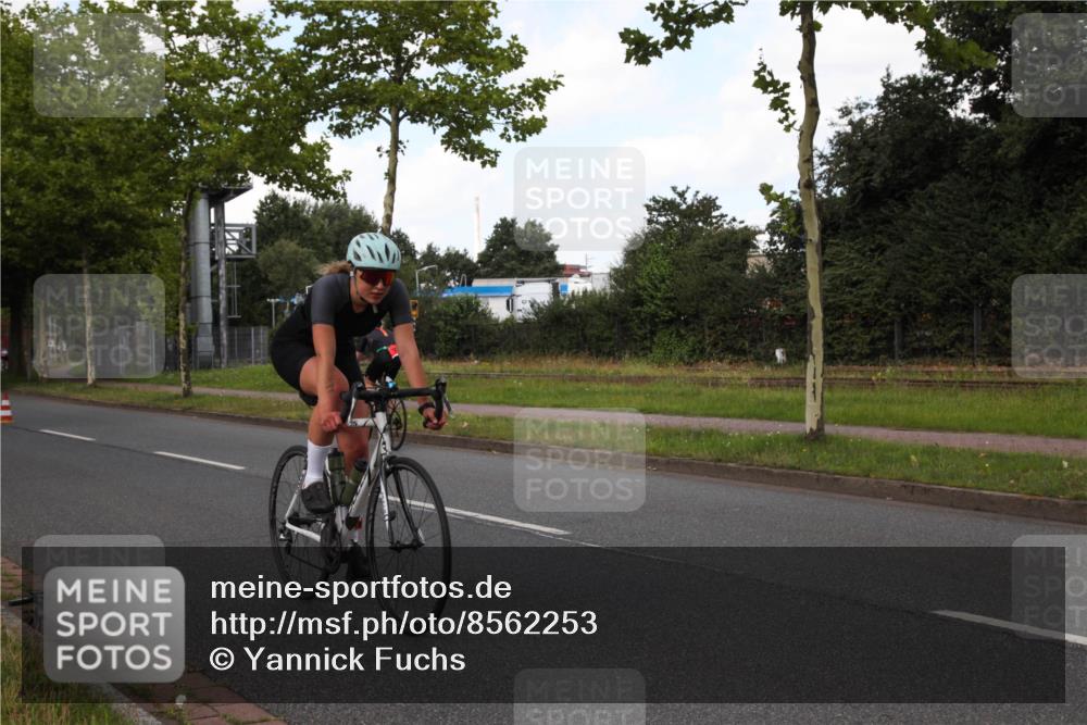 10.08.2025 - GEWOBA Citytriathlon Bremen Yannick Fuchs http://msf.ph/oto/8562253 10.08.2025 12:26:11 Radfahren 608, 611, 661, 730, 755, 786, 808, 842, 865, 871, 911, 1014 meine-sportfotos.de