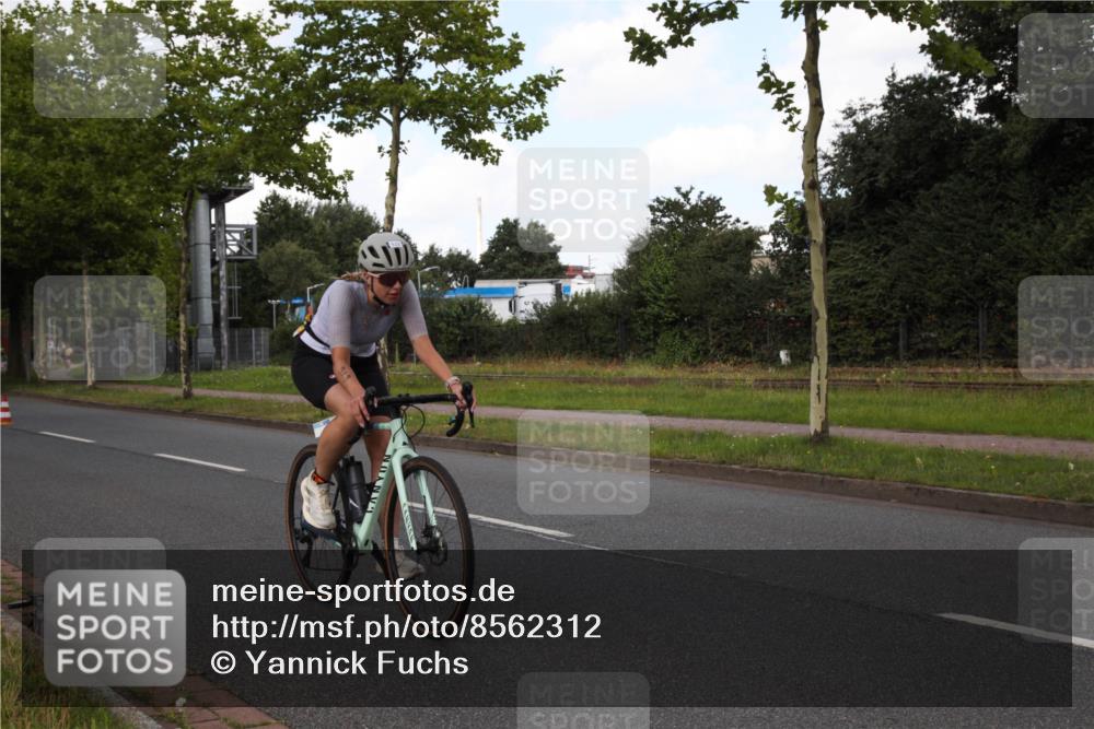 10.08.2025 - GEWOBA Citytriathlon Bremen Yannick Fuchs http://msf.ph/oto/8562312 10.08.2025 12:26:56 Radfahren 644, 703, 710, 727, 846, 889, 928, 939, 946, 948, 1003 meine-sportfotos.de