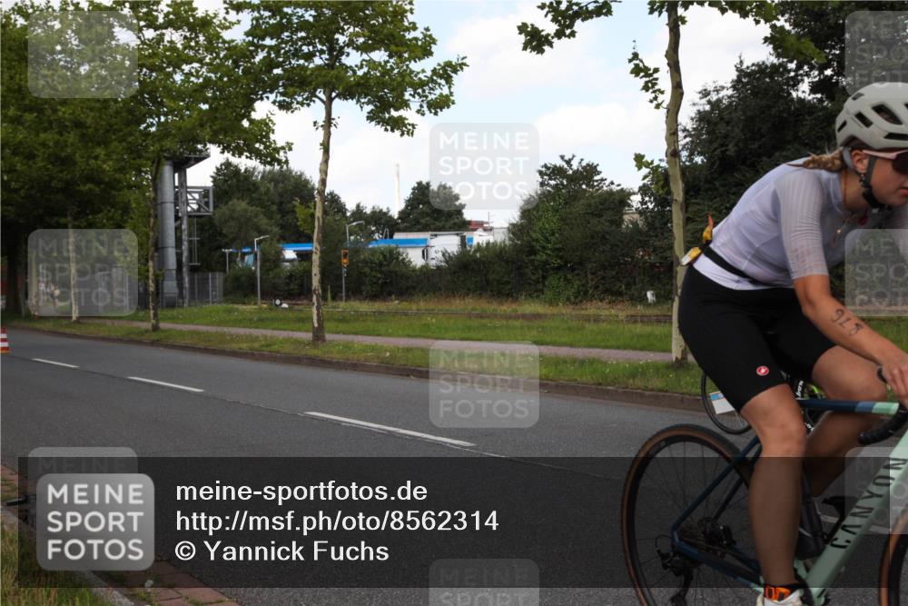 10.08.2025 - GEWOBA Citytriathlon Bremen Yannick Fuchs http://msf.ph/oto/8562314 10.08.2025 12:26:56 Radfahren 644, 703, 710, 727, 846, 889, 928, 939, 946, 948, 1003 meine-sportfotos.de
