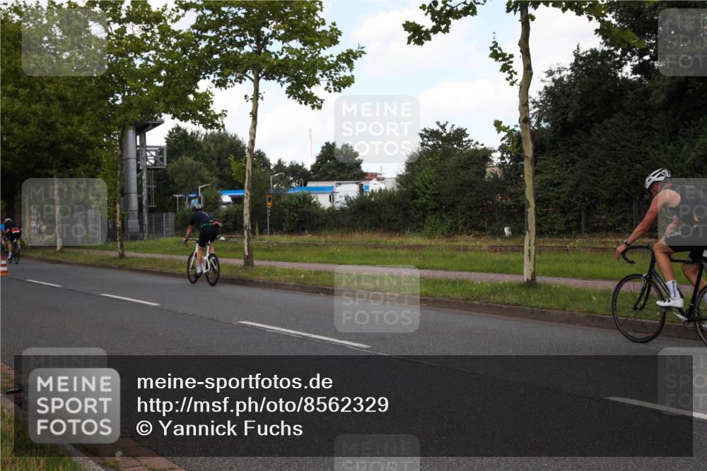 10.08.2025 - GEWOBA Citytriathlon Bremen Yannick Fuchs http://msf.ph/oto/8562329 10.08.2025 12:27:05 Radfahren 607, 703, 727, 918, 928, 948, 1003 meine-sportfotos.de