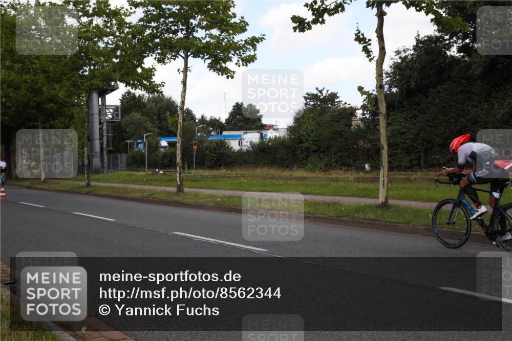 10.08.2025 - GEWOBA Citytriathlon Bremen Yannick Fuchs http://msf.ph/oto/8562344 10.08.2025 12:27:17 Radfahren 586, 607, 633, 792, 835, 918, 962 meine-sportfotos.de