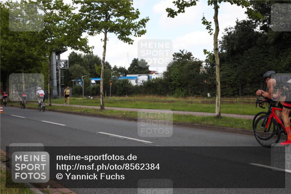 10.08.2025 - GEWOBA Citytriathlon Bremen Yannick Fuchs http://msf.ph/oto/8562384 10.08.2025 12:27:41 Radfahren 568, 647, 669, 819, 835, 929, 963, 1038 meine-sportfotos.de