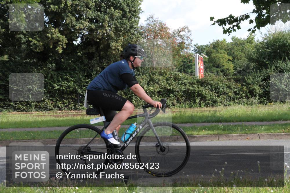 10.08.2025 - GEWOBA Citytriathlon Bremen Yannick Fuchs http://msf.ph/oto/8562423 10.08.2025 10:40:04 Radfahren 55, 57, 61, 77, 79, 91, 135, 143, 197, 227, 398, 496 meine-sportfotos.de