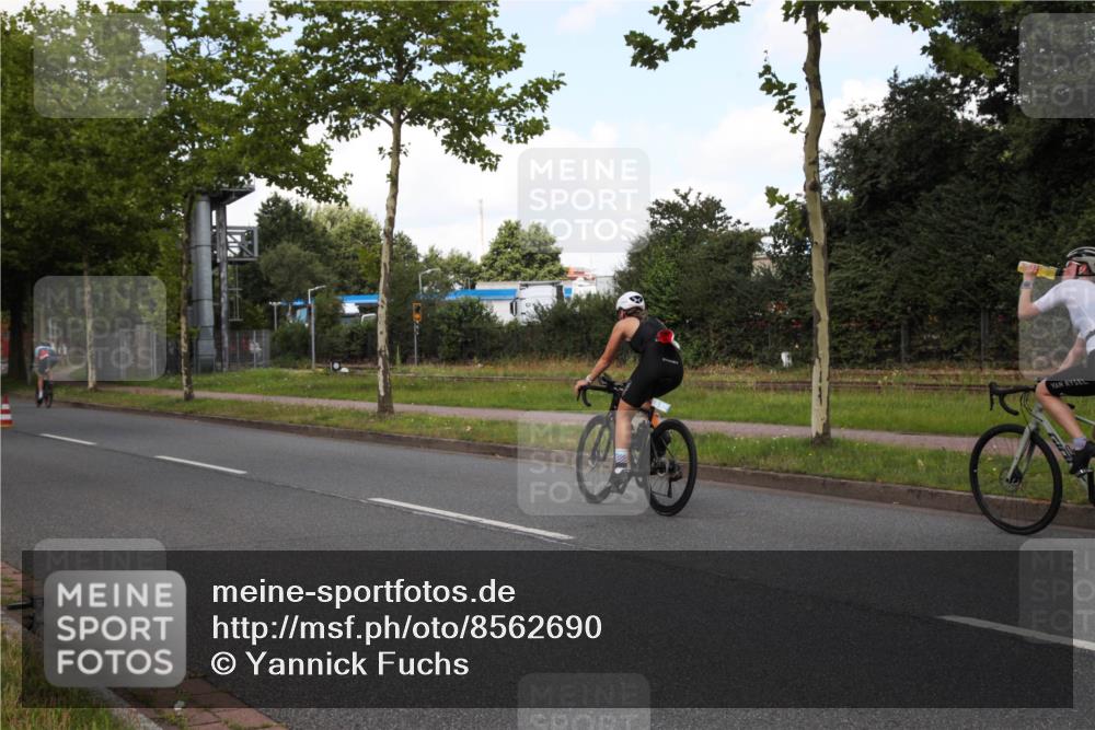 10.08.2025 - GEWOBA Citytriathlon Bremen Yannick Fuchs http://msf.ph/oto/8562690 10.08.2025 12:29:37 Radfahren 645, 679, 687, 751, 771, 922, 927, 1030 meine-sportfotos.de