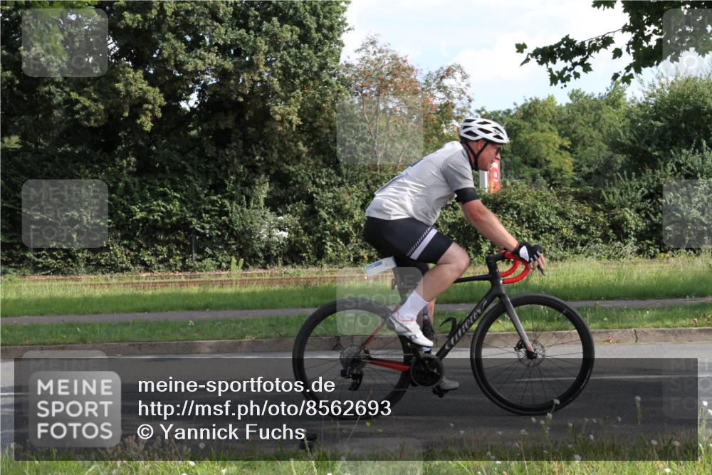 10.08.2025 - GEWOBA Citytriathlon Bremen Yannick Fuchs http://msf.ph/oto/8562693 10.08.2025 10:41:07 Radfahren 37, 73, 139, 153, 203, 237, 369 meine-sportfotos.de