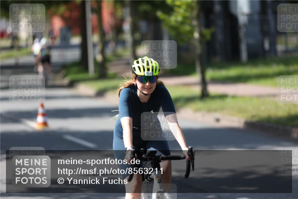 10.08.2025 - GEWOBA Citytriathlon Bremen Yannick Fuchs http://msf.ph/oto/8563211 10.08.2025 14:35:24 Radfahren 38, 43, 98, 108, 127, 133, 233, 264, 319, 398, 414 meine-sportfotos.de