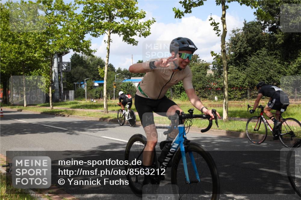 10.08.2025 - GEWOBA Citytriathlon Bremen Yannick Fuchs http://msf.ph/oto/8563212 10.08.2025 12:34:27 Radfahren 553, 584, 686, 822, 834, 891, 912, 914, 1027, 1037 meine-sportfotos.de