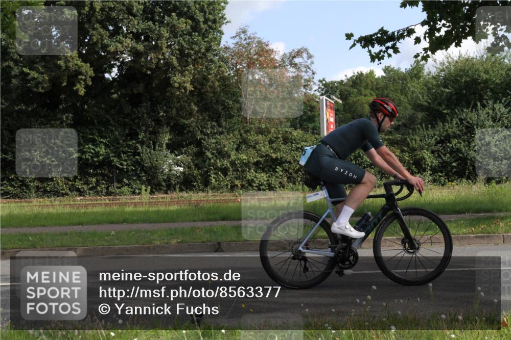10.08.2025 - GEWOBA Citytriathlon Bremen Yannick Fuchs http://msf.ph/oto/8563377 10.08.2025 10:49:14 Radfahren 81, 105, 151, 213, 245, 387, 407, 420, 430 meine-sportfotos.de