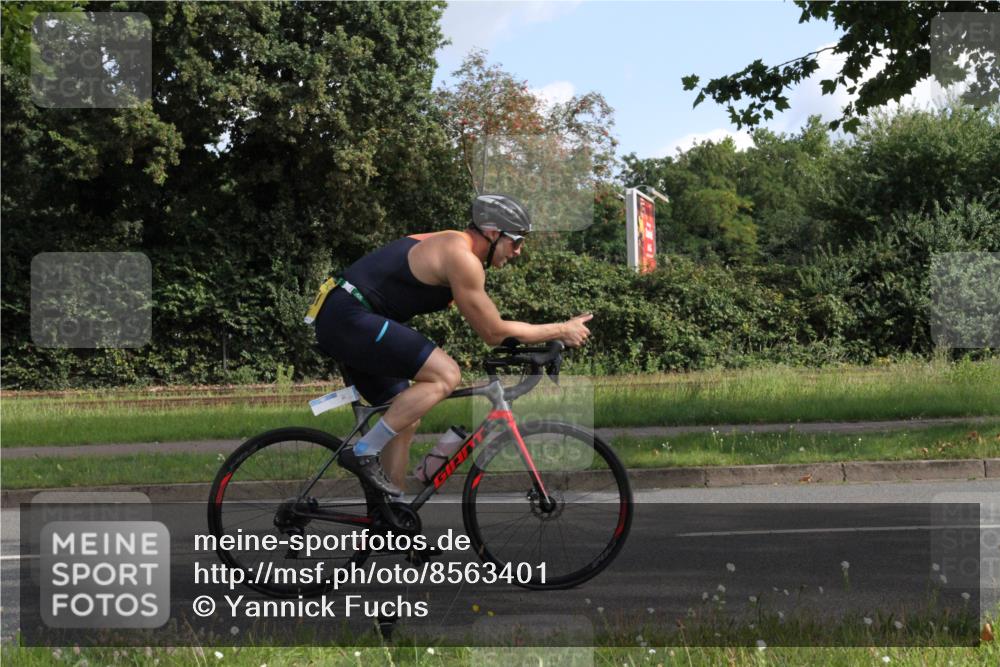 10.08.2025 - GEWOBA Citytriathlon Bremen Yannick Fuchs http://msf.ph/oto/8563401 10.08.2025 10:49:22 Radfahren 81, 105, 151, 213, 245, 387, 405, 407, 420, 430 meine-sportfotos.de