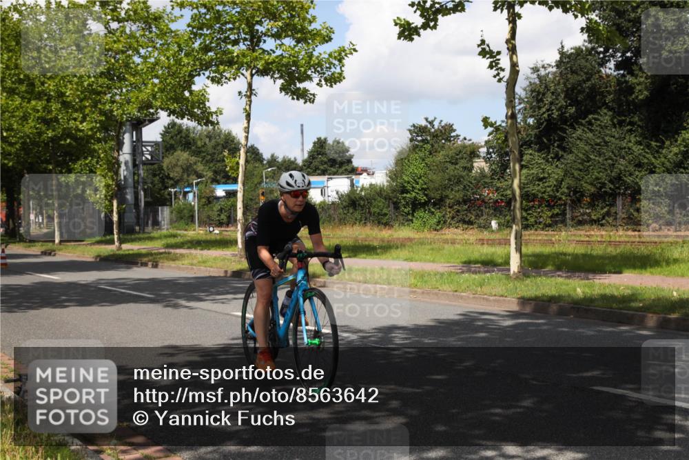10.08.2025 - GEWOBA Citytriathlon Bremen Yannick Fuchs http://msf.ph/oto/8563642 10.08.2025 12:39:02 Radfahren 555, 658, 696, 720, 729, 762, 892, 900, 969, 978, 1019 meine-sportfotos.de
