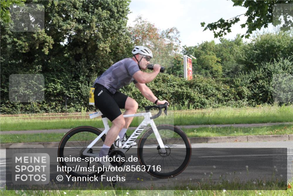 10.08.2025 - GEWOBA Citytriathlon Bremen Yannick Fuchs http://msf.ph/oto/8563716 10.08.2025 10:52:14 Radfahren 137, 349, 390, 392, 394, 479 meine-sportfotos.de