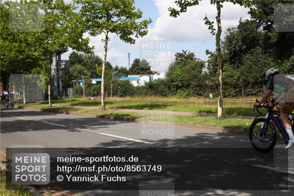 10.08.2025 - GEWOBA Citytriathlon Bremen Yannick Fuchs http://msf.ph/oto/8563749 10.08.2025 12:39:45 Radfahren 572, 589, 795, 813 meine-sportfotos.de