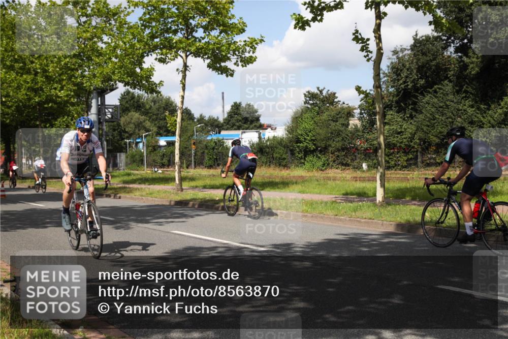 10.08.2025 - GEWOBA Citytriathlon Bremen Yannick Fuchs http://msf.ph/oto/8563870 10.08.2025 12:40:36 Radfahren 581, 597, 606, 672, 723, 737, 829, 848, 870, 879, 910, 921, 949, 975, 1002, 1024 meine-sportfotos.de